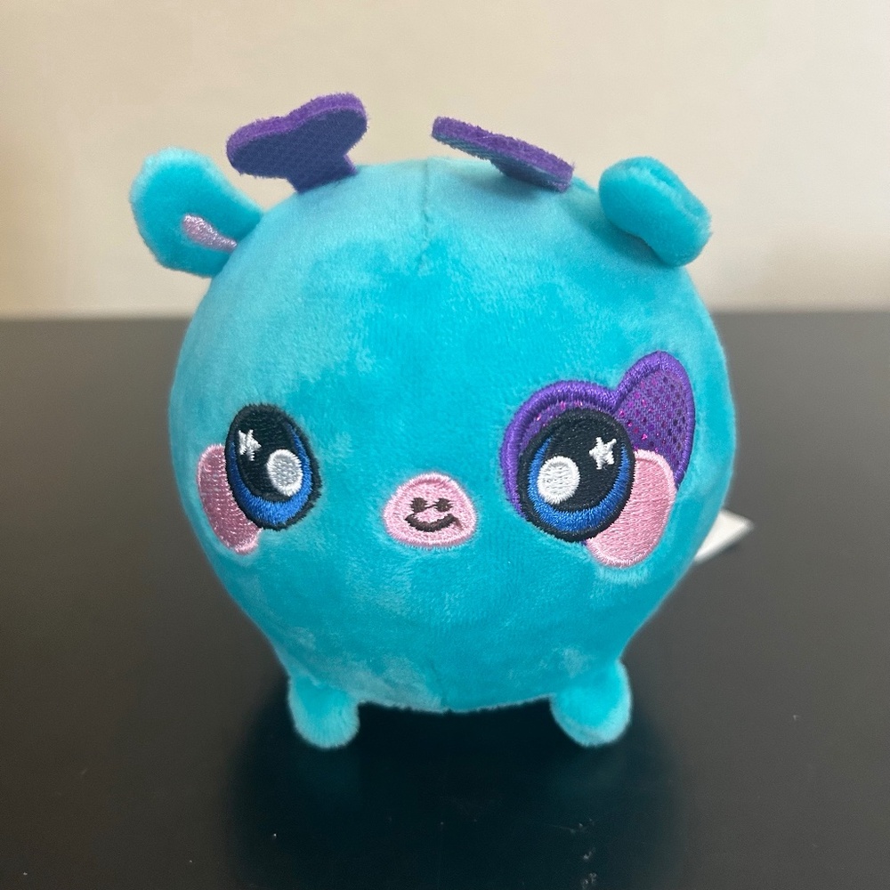 Squeezamals -Judy Giraffe” Series 3 Collection.